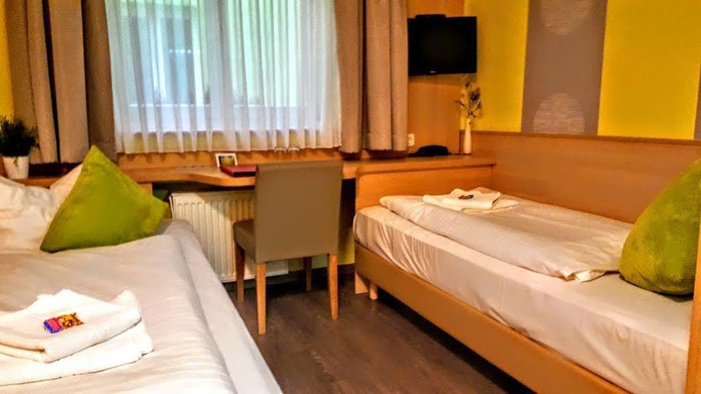 Hotel Kunterbunt In Wuerzburger Innenstadt ภายนอก รูปภาพ